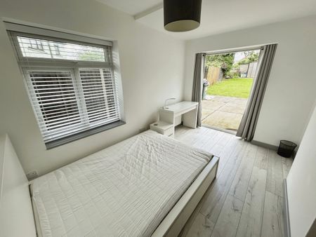 One-Bedroom House share - Photo 2