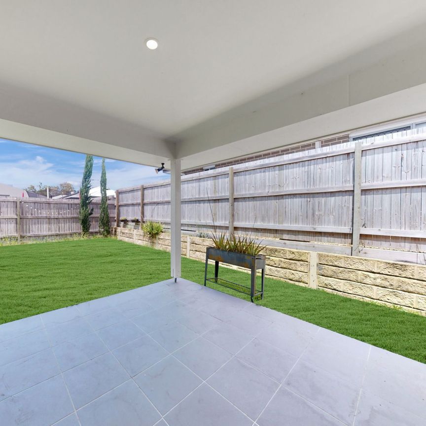 For Lease: Modern Family Living at 13 Brunner Drive, Park Ridge! - Photo 1