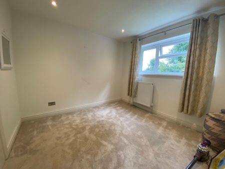 66 Woodview Crescent, Lisburn, BT28 1LF - Photo 4