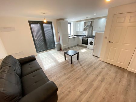 1 Bed Student Accommodation - Photo 2