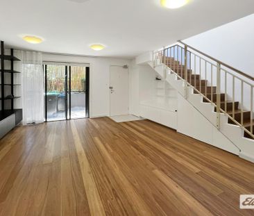 Spacious Three Bedroom Townhouse for Rent! - Photo 2