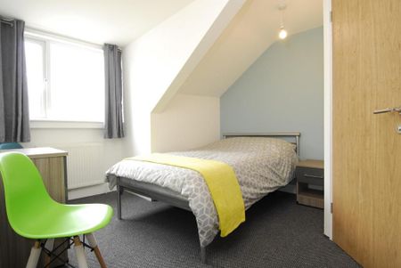 4 bedroom flat to rent - Photo 4