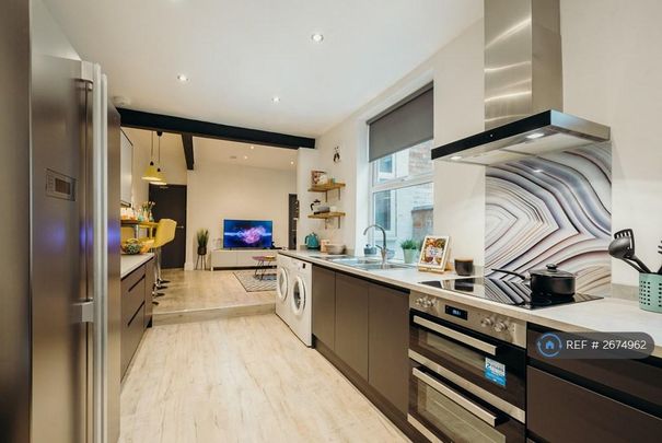 6 bedroom terraced house to rent - Photo 1