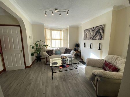 1 bedroom in a house share to rent - Photo 3