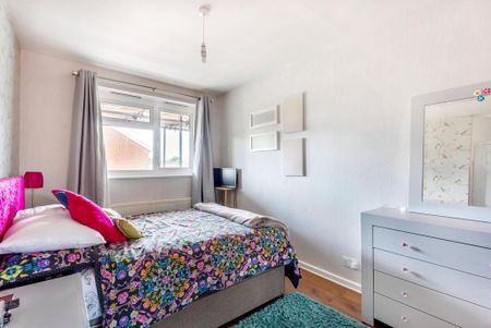 3 bedroom flat to rent - Photo 3