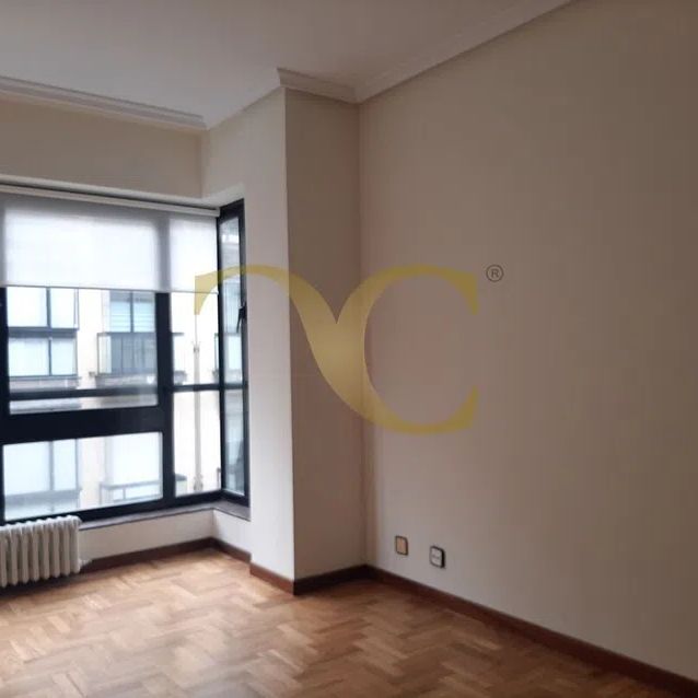 Alquiler de piso en Calle Campoamor - Photo 1