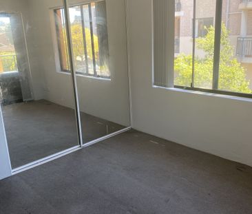 GREAT SIZED 2 BEDROOM UNIT IN A FANTASTIC COMPLEX! - Photo 1