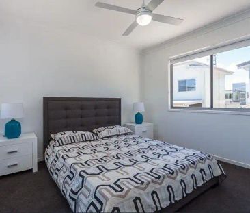 “Modern 3-Bedroom Townhouse in Prime Redbank Plains Location” - Photo 3