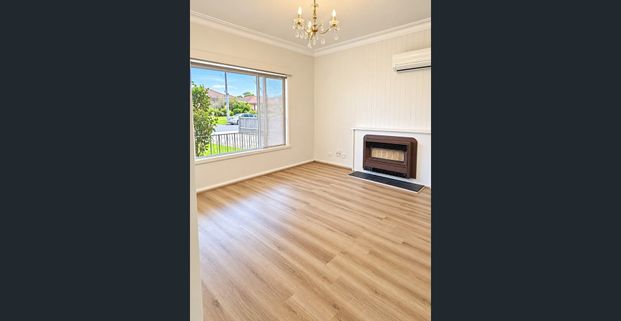 Comfort, Space and Convenience in the Heart of Avondale Heights! - Photo 1