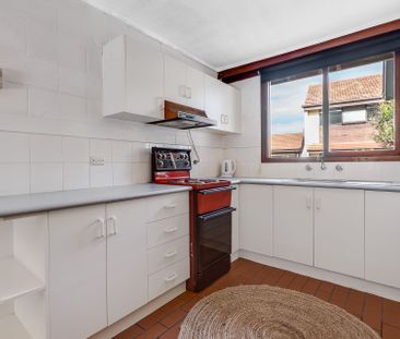 STYLISH DOUBLE STORY FULLY FURNISHED APARTMENT CLOSE TO EVERYTHING!! - Photo 3