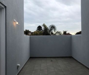 Modern 3 bedroom townhouse perfect summer location! - Photo 1