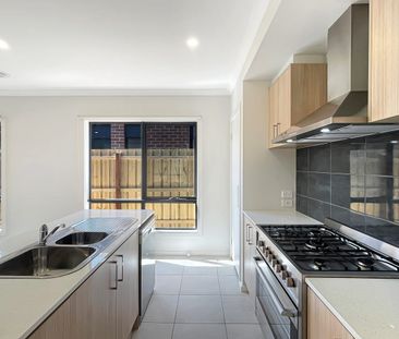 🏡 4-Bedroom House in Wallan - Photo 6