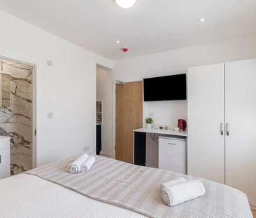 Garden City, Edgware, Middlesex, HA8 - Photo 3