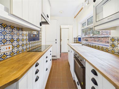 2 bedroom Terraced House to rent - Photo 2