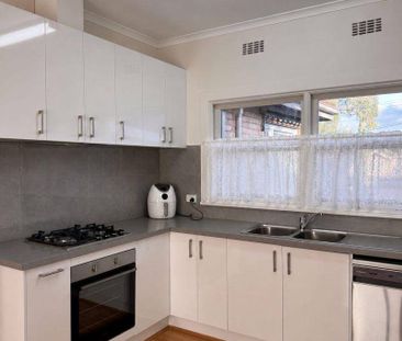 4 bedroom home in quiet Balwyn location - Photo 3