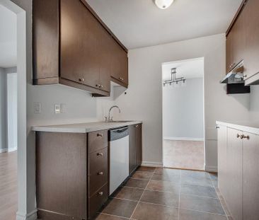 logement 5 1/2 au RC avec cour privée, cabanon et 2 stationnements,... - Photo 2