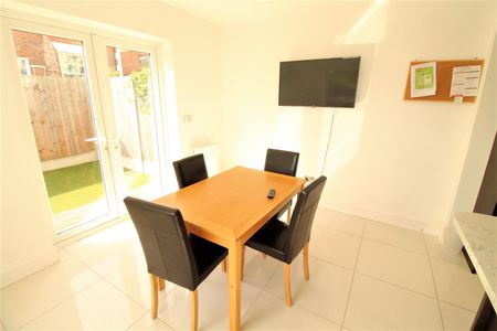 House - Semi-Detached For Rent Campbell Road, Southsea - Photo 4