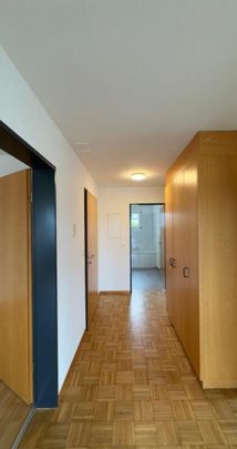 Sunny 3.5-room apartment with modern furnishings and balcony - Photo 1