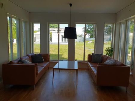 Arkitektritad,vackert hus i populära Näsbypark - Photo 2