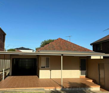 THREE-BEDROOM HOME IN A PRIME LOCATION - Photo 4