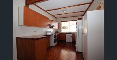 3 Bedroom House - TANILBA BAY - Photo 2
