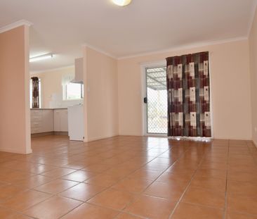 :: NEAT & TIDY LOWSET HOME IN NEW AUCKLAND! - Photo 6