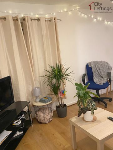 3 Bedroom Flat - Photo 3