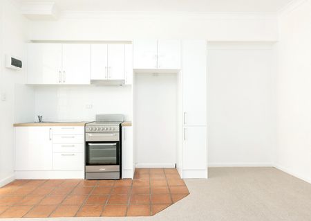 Light filled studio style apartment in the perfect location - Photo 5