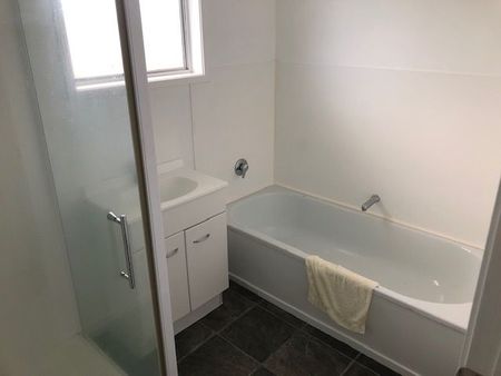 Charming 3-Bedroom House in Auckland's Henderson A - Photo 4