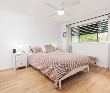 Stylish, 3 Bedroom Spacious Townhouse in sought after North Lakes. - Photo 3