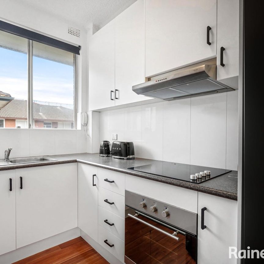 Bright Beachside Apartment - Photo 1