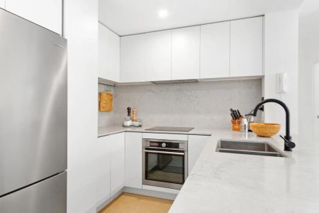 Large, modern apartment in a quiet, boutique block - Photo 3