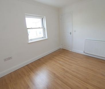 2 bedroom end of terrace house to rent - Photo 2