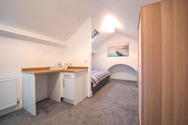 Upper Town Street, Leeds, Bramley - Photo 1