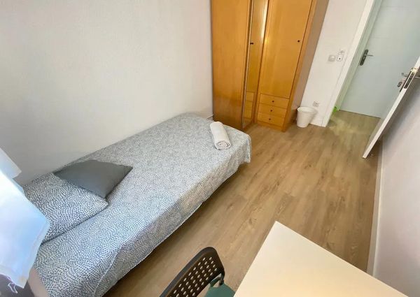 Calle de Sierra Carbonera, Madrid, Community of Madrid 28053