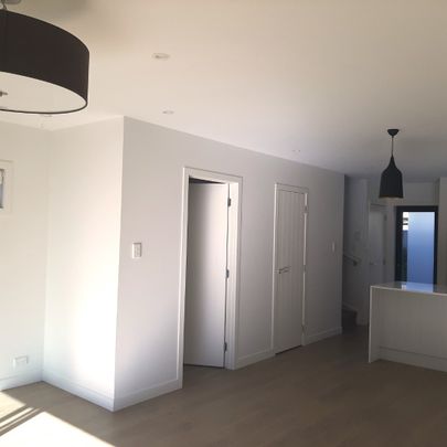 Lovely Townhouse in Point England - Photo 1