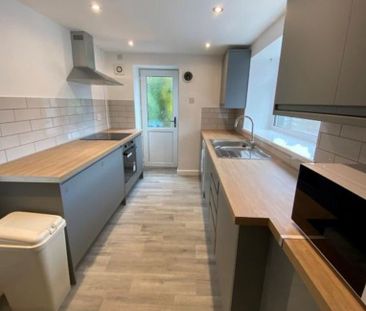 4 bedroom end of terrace house to rent - Photo 2