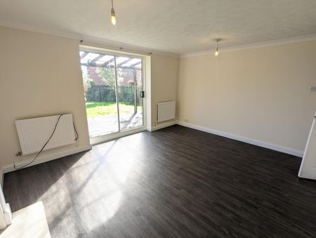 4 bedroom detached house to rent - Photo 2