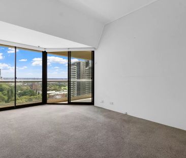NORTH FACING HYDE PARK APARTMENT WITH HARBOUR VIEWS - Photo 5