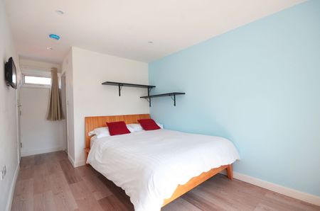 4 Bed Terraced House, Victoria Dock Road, E16 - Photo 4