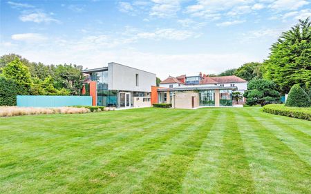 Backing onto Formby Golf club, this is an exceptional 13,000 sq ft luxury residence with full leisure suite and fabulous gardens - Photo 3