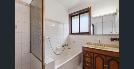 A Spacious Family Home with Beautiful Gardens & Year-Round Comfort - Photo 5