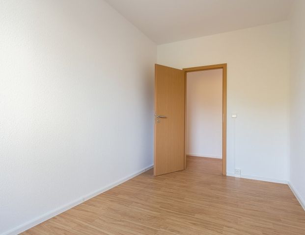 Sehr schön: 2 Bäder, 3 Zimmer, Küche mit Fenster und großer Abstellraum in der Wohnung - Foto 1