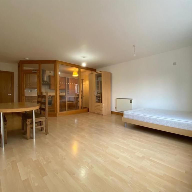 Studio to rent - Photo 1