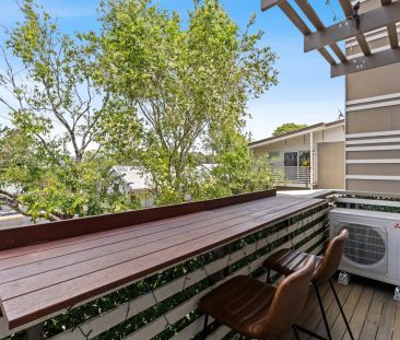 3 level townhouse with city views - Photo 2