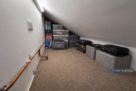 3 bedroom flat to rent - Photo 4