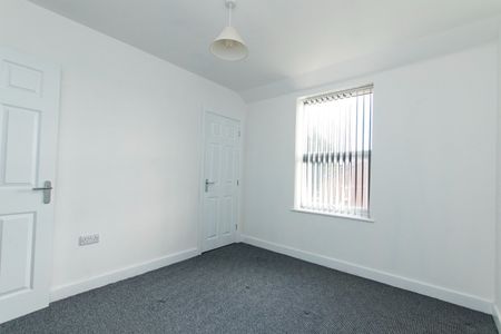 1 Bed Flat, Rifle Street, NG7 - Photo 2