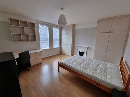 5 Bed - 139 Ash Road, Headingley, Leeds - LS6 3HD - Student - Photo 4