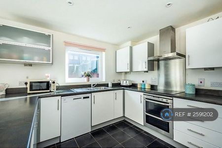 1 bedroom in a house share to rent - Photo 3