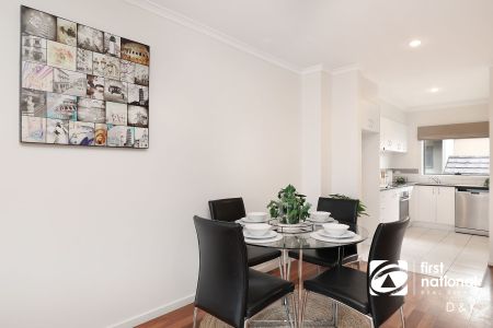 Stylish Three-Storey Townhouse in Prime Location! - Photo 5